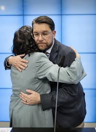 Opinionskrönika april 2026 –och om kramen, dess effekter och symbolik.