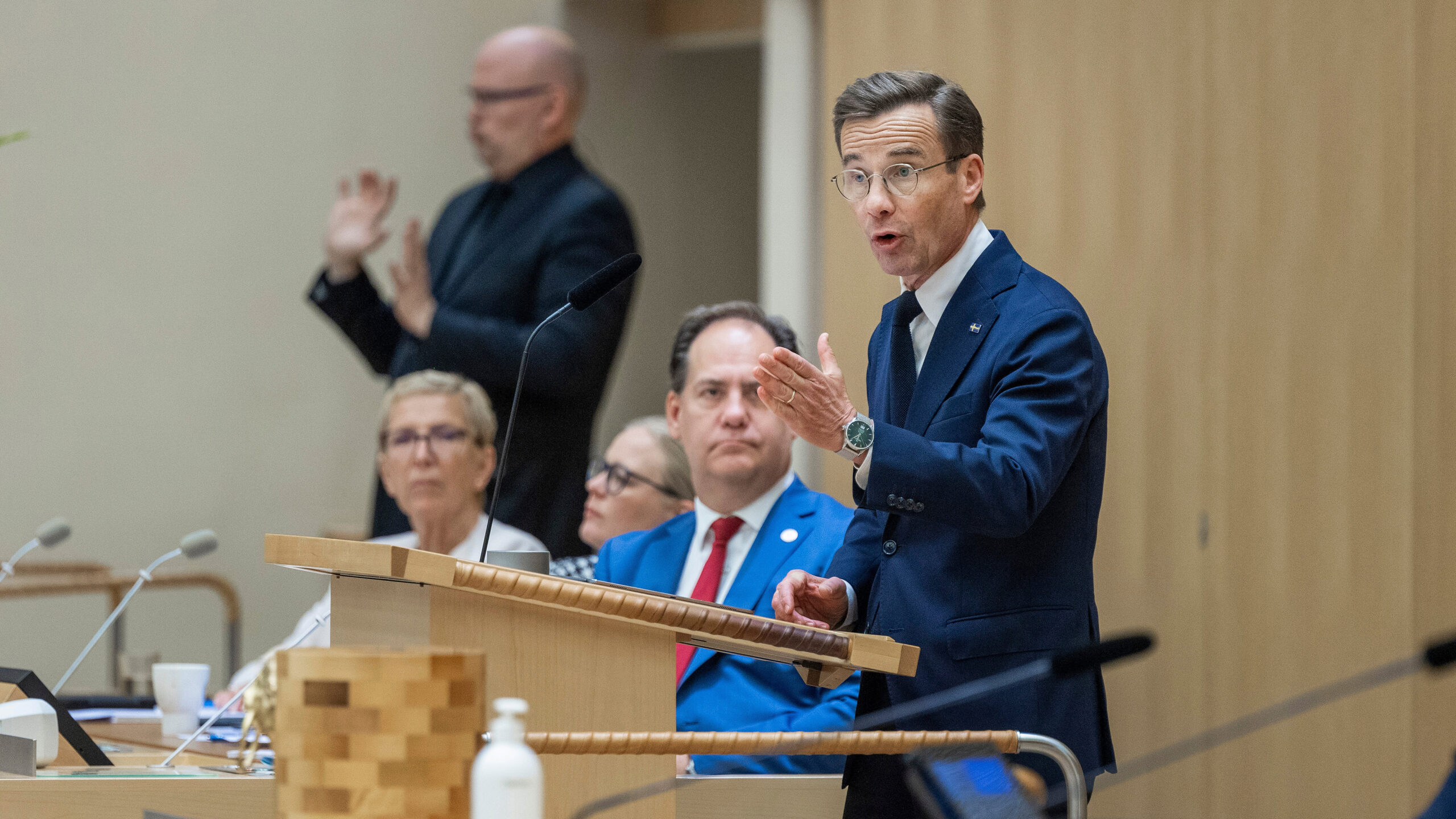 Opinionskrönika juni 2026 –och om att Moderaterna går till val på en kostnadschock.